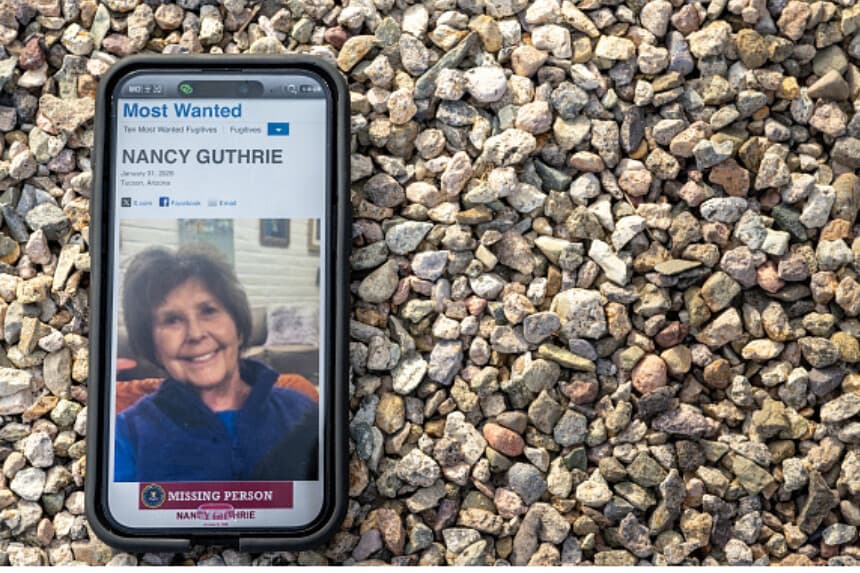 En esta ilustración fotográfica, se ve a Nancy Guthrie en la página web del FBI hablando por teléfono móvil el 10 de febrero de 2026 en Tucson, Arizona. Continúa la búsqueda de Nancy Guthrie, la madre de 84 años de la periodista y presentadora de televisión estadounidense Savannah Guthrie, después de que desapareciera de su casa en la mañana del 1 de febrero. Los posibles secuestradores de Guthrie habían fijado como plazo las 5 de la tarde del 9 de febrero para el pago de 6 millones de dólares. (Brandon Bell/Getty Images).