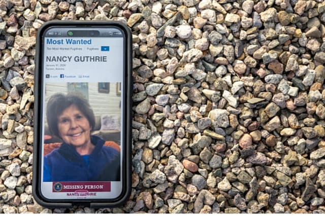 En esta ilustración fotográfica, se ve a Nancy Guthrie en la página web del FBI hablando por teléfono móvil el 10 de febrero de 2026 en Tucson, Arizona. Continúa la búsqueda de Nancy Guthrie, la madre de 84 años de la periodista y presentadora de televisión estadounidense Savannah Guthrie, después de que desapareciera de su casa en la mañana del 1 de febrero. Los posibles secuestradores de Guthrie habían fijado como plazo las 5 de la tarde del 9 de febrero para el pago de 6 millones de dólares. (Brandon Bell/Getty Images).