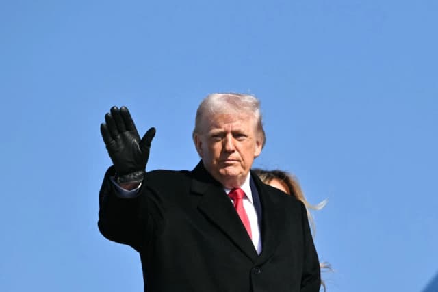 El presidente Donald Trump saluda al abordar el Air Force One antes de partir de la Base Conjunta Andrews en Maryland el 13 de febrero de 2026. (Mandel Ngan/AFP vía Getty Images)