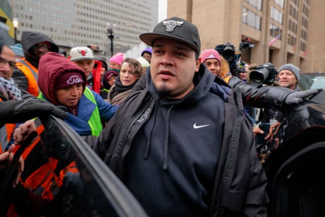 Kilmar Abrego García (centro) sale de la oficina local de Baltimore del Servicio de Inmigración y Control de Aduanas de Estados Unidos (ICE) el día después de que un juez federal ordenara su liberación, en Baltimore el 12 de diciembre de 2025. (Chip Somodevilla/Getty Images)