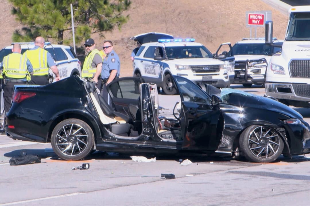 Esta imagen tomada de un vídeo proporcionado por WTOC-TV muestra a las fuerzas del orden respondiendo al lugar de un accidente mortal de tráfico en Savannah, Georgia, el lunes 16 de febrero de 2026. (WTOC-TV vía AP)
