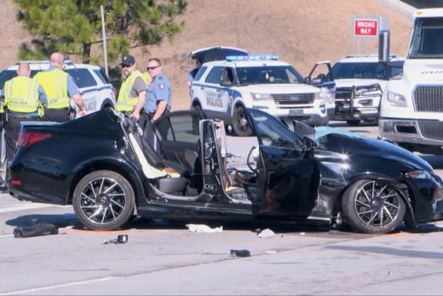 Esta imagen tomada de un vídeo proporcionado por WTOC-TV muestra a las fuerzas del orden respondiendo al lugar de un accidente mortal de tráfico en Savannah, Georgia, el lunes 16 de febrero de 2026. (WTOC-TV vía AP)