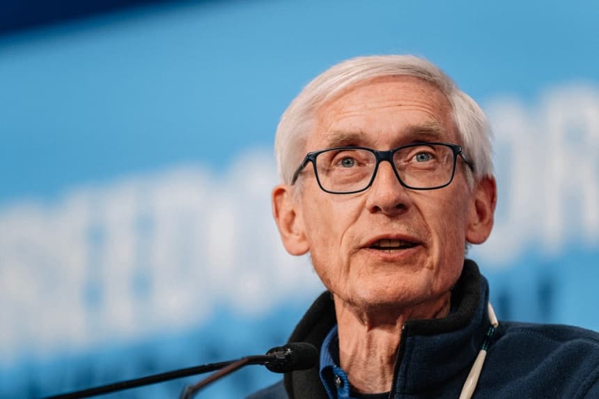 El gobernador de Wisconsin, Tony Evers, habla en un mitin en apoyo al candidato demócrata a la vicepresidencia, el gobernador de Minnesota, Tim Walz, el 14 de octubre de 2024 en Green Bay, Wisconsin. (Jim Vondruska/Getty Images)
