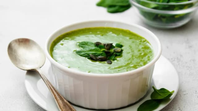 Sopa verde alcalina de longevidad y energía en menos de 30 minutos