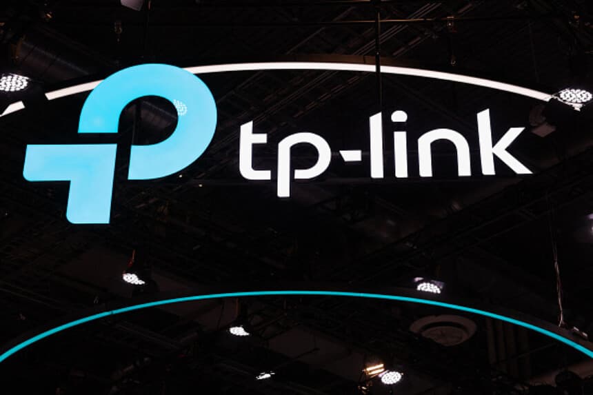 El logotipo de TP-Link se muestra sobre el stand de la empresa de redes y hogares inteligentes durante la feria anual Consumer Electronics Show (CES) celebrada en Las Vegas, Nevada, el 7 de enero de 2026. (Foto de Patrick T. Fallon / AFP a través de Getty Images).
