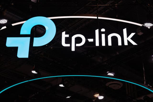 El logotipo de TP-Link se muestra sobre el stand de la empresa de redes y hogares inteligentes durante la feria anual Consumer Electronics Show (CES) celebrada en Las Vegas, Nevada, el 7 de enero de 2026. (Foto de Patrick T. Fallon / AFP a través de Getty Images).