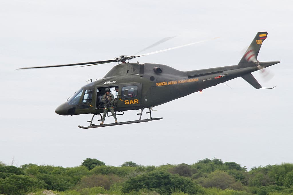 <em>Un helicóptero de la Fuerza Aérea Ecuatoriana sobrevuela la ciudad de Manta, en Ecuador, el 16 de febrero de 2026. (Gerardo MENOSCAL / AFP vía Getty Images)</em>