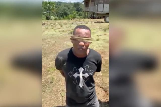 Captura de pantalla de video de Ejército ecuatoriano, de la captura de alias "Camilo", presunto cabecilla de las disidencias de las FARC, en el sector Juan Montalvo, Ecuador. (EFE)