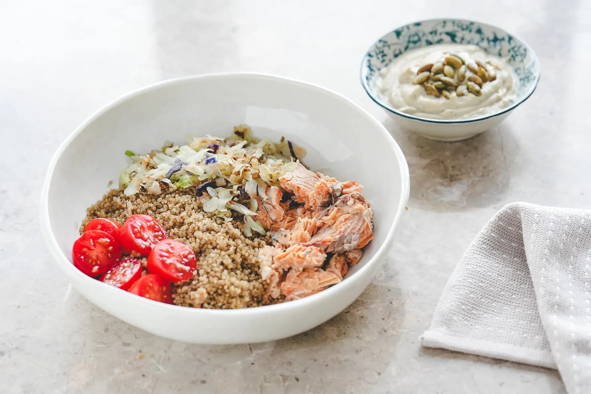 Tazón de salmón y quinoa. (Samira Bouaou/The Epoch Times)