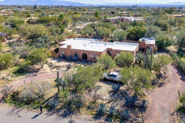 Un vehículo policial frente a la residencia de Nancy Guthrie, cerca de Tucson, Arizona, el 11 de febrero de 2026. (Brandon Bell/Getty Images)