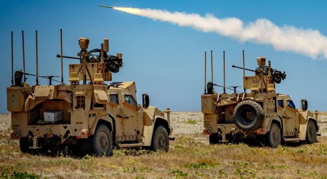 Un Sistema Integrado de Defensa Aérea de la Infantería de Marina de EE. UU. dispara contra un dron durante un ejercicio con fuego real como parte de los ejercicios militares conjuntos entre EE. UU. y Filipinas en la Estación Naval Leovigildo Gantioqui, en San Antonio, Filipinas, el 27 de abril de 2025. (Ezra Acayan/Getty Images)
