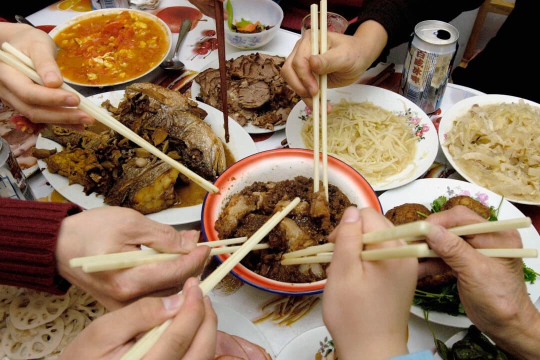 Familias chinas cenan Año Nuevo en Pekín el 8 de febrero de 2005. (China Photos/Getty Images)