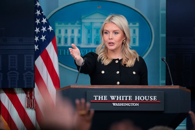 La secretaria de prensa de la Casa Blanca, Karoline Leavitt, habla durante una rueda de prensa en la Sala de Prensa James S. Brady de la Casa Blanca el 18 de febrero de 2026 en Washington, D.C. Leavitt habló con la prensa sobre diversos temas en medio de un cierre parcial del gobierno que ha suspendido la financiación del Departamento de Seguridad Nacional. (Foto de Chip Somodevilla/Getty Images)