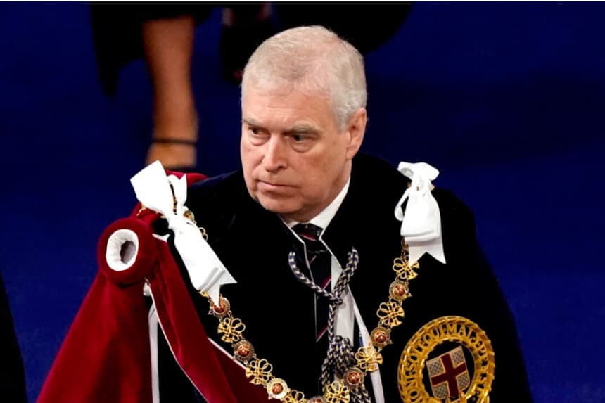 El príncipe Andrés de Gran Bretaña, duque de York (derecha), llega a la abadía de Westminster, en el centro de Londres, el 6 de mayo de 2023, antes de la coronación del rey Carlos III y de Camilla, reina consorte de Gran Bretaña. (Andrew Matthews/Pool/AFP a través de Getty Images).