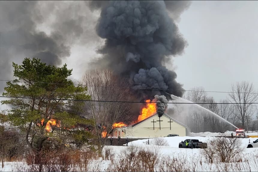 Bomberos trabajan tras una explosión en la iglesia Abundant Life Fellowship Church en Boonville, en el norte del estado de Nueva York. (Nichole Moore / AP).