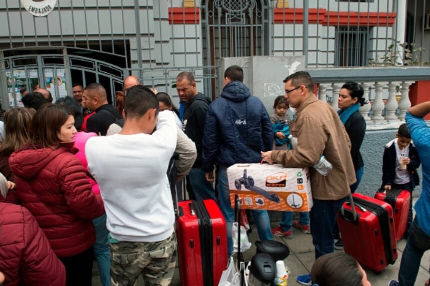 Ciudadanos venezolanos esperan frente a la embajada de Venezuela en Lima el 5 de septiembre de 2018, con la intención de beneficiarse de un programa de repatriación de migrantes venezolanos. Aautoridades peruanas denunciaron el programa como una "operación propagandística" del Gobierno de Maduro, subrayando que el número de personas que regresan a Venezuela es mínimo. (CRIS BOURONCLE/AFP a través de Getty Images).