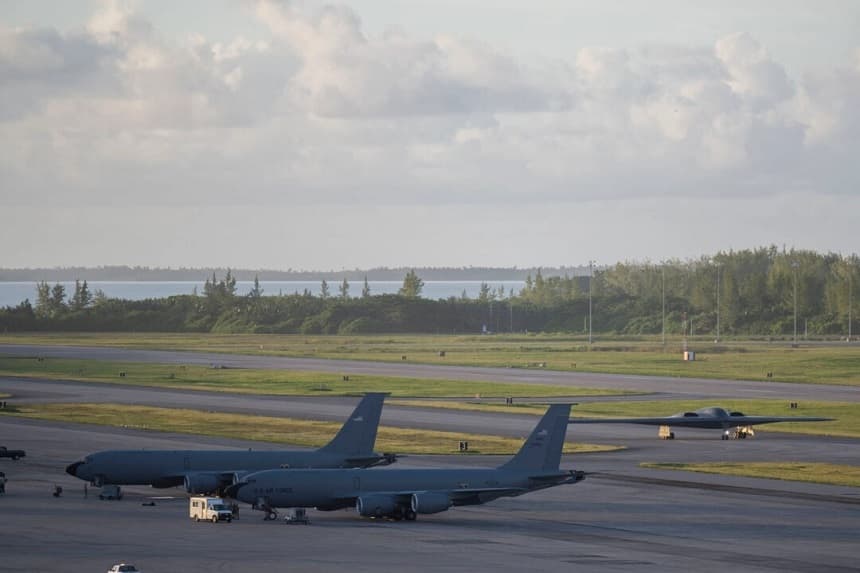 Un bombardero furtivo B-2 Spirit de la Fuerza Aérea de Estados Unidos rueda por la pista tras realizar una misión de combate en Diego García, Territorio Británico del Océano Índico, el 16 de abril de 2025. (Anthony Hetlage/Fuerza Aérea de Estados Unidos)