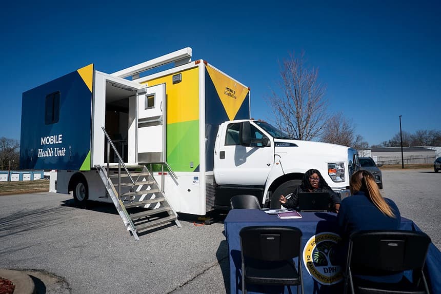 Una trabajadora del Departamento de Salud Pública de Carolina del Sur habla con un paciente fuera de una clínica móvil que ofrece vacunas gratuitas contra el sarampión el 6 de febrero de 2026 en Spartanburg, Carolina del Sur. (Sean Rayford/Getty Images)