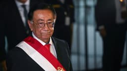 Nuevo presidente de Perú dice que garantizará una transición democrática y creará nuevas leyes