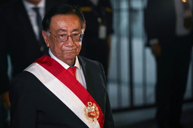 El nuevo presidente interino de Perú, José María Balcázar, tras ser elegido en el Congreso Nacional en Lima el 18 de febrero de 2026. (Ernesto BENAVIDES / AFP vía Getty Images)