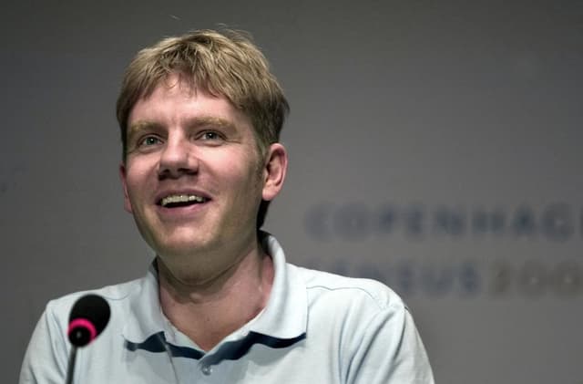 Bjorn Lomborg, presentador y director del Instituto de Evaluación Ambiental de Dinamarca, se reúne con los medios de comunicación el 24 de mayo de 2004, tras la primera jornada de la conferencia del Consenso de Copenhague en Copenhague. (Foto de THORKILD AMDI / SCANPIX / AFP) (Foto de THORKILD AMDI/SCANPIX/AFP a través de Getty Images)