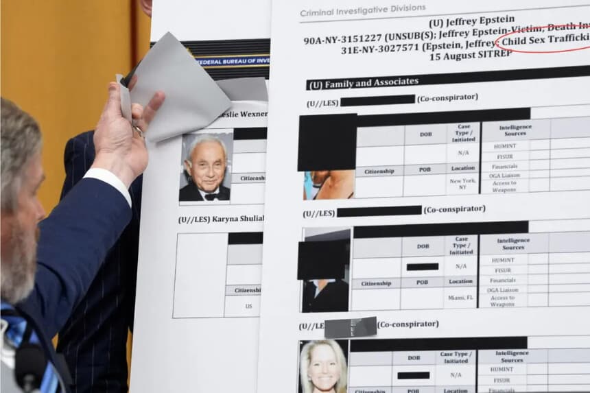 El representante Thomas Massie (republicano de Kentucky) levanta un trozo de papel sobre un tablero que muestra un documento del FBI, revelando una imagen del empresario Les Wexner, en Washington el 11 de febrero de 2026. (Kent Nishimura/Reuters)