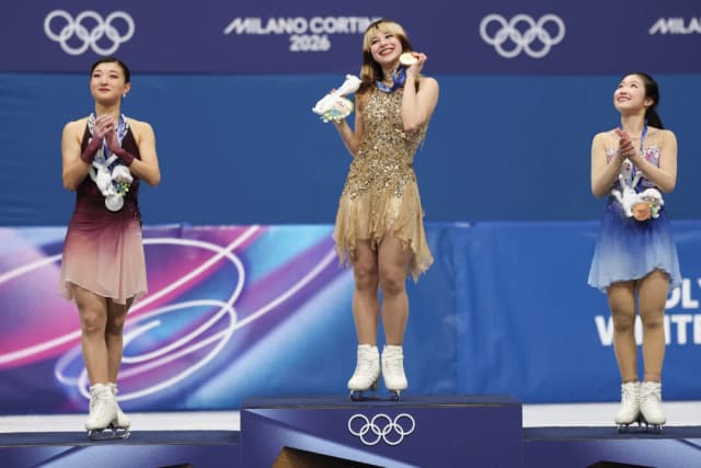La medallista de oro Alysa Liu del equipo de Estados Unidos posa en el podio durante la ceremonia de entrega de medallas de patinaje individual femenino en el día 13 de los Juegos Olímpicos de Invierno Milano Cortina 2026 en el Milano Ice Skating Arena en Milán, Italia, el 19 de febrero de 2026. (Matthew Stockman/Getty Images)