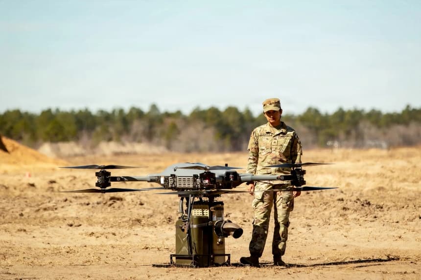 Un sargento del Ejército de Estados Unidos junto a un vehículo aéreo no tripulado (UAV) TRV-150 en Fort Stewart, Georgia, el 12 de febrero de 2026. El TRV-150 forma parte de una familia de drones destinados a mejorar la logística militar proporcionando capacidades de reabastecimiento rápido. (Sargento Anthony Herrera/Ejército de los Estados Unidos)