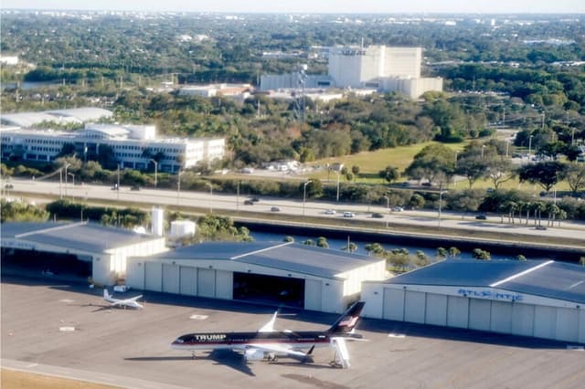 El avión personal del presidente Donald Trump se encuentra en el Aeropuerto Internacional de Palm Beach, West Palm Beach, Florida, el 1 de febrero de 2026. (Nathan Howard/Reuters
)