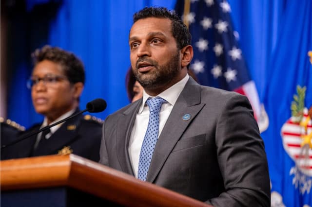 El director del FBI, Kash Patel, habla durante una conferencia de prensa en el Departamento de Justicia en Washington el 4 de diciembre de 2025. Daniel Heuer/AFP vía Getty Images)