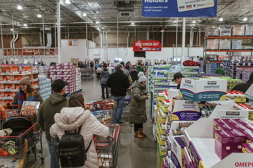Los compradores esperan en fila en las cajas registradoras de una tienda de comestibles el 23 de enero de 2026 en Lenexa, Kansas. (Chase Castor/Getty Images)
