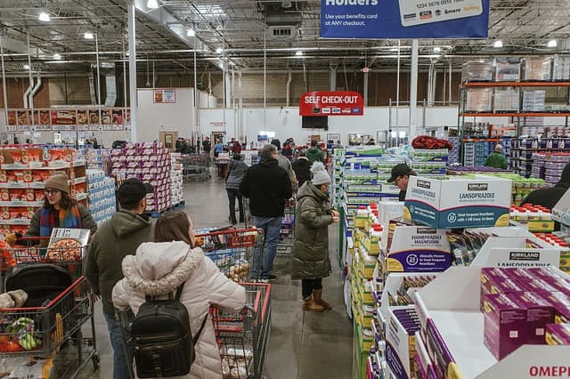 Los compradores esperan en fila en las cajas registradoras de una tienda de comestibles el 23 de enero de 2026 en Lenexa, Kansas. (Chase Castor/Getty Images)