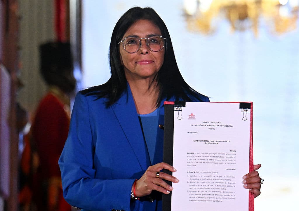 <em>La presidente interina de Venezuela, Delcy Rodríguez, sostiene la ley de amnistía aprobada por la Asamblea Nacional, en el Palacio de Miraflores, en Caracas, el 19 de febrero de 2026. (Juan BARRETO / AFP vía Getty Images)</em>