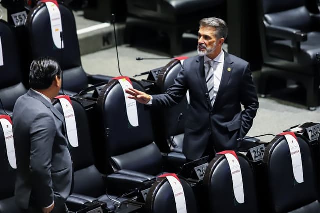 El congresista del partido MORENA, Sergio Mayer, habla antes de la ceremonia de investidura como parte de la toma de posesión presidencial el 1 de octubre de 2024 en la Ciudad de México, México. (Ángel Delgado/Getty Images)