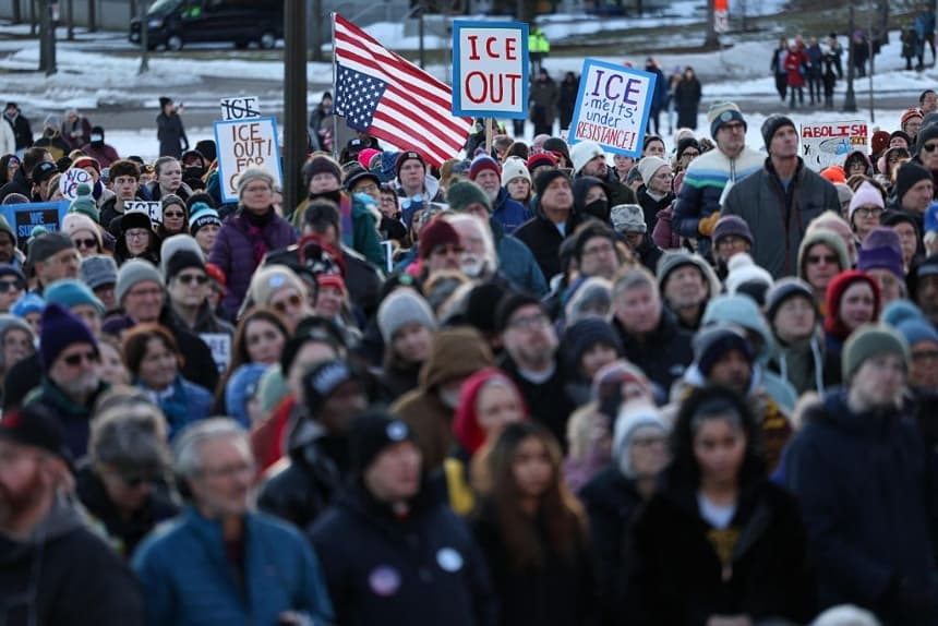 Suspenden a más de 100 estudiantes por abandonar las clases en protesta contra el ICE en Oklahoma