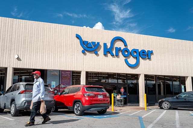 Personas salen de una tienda de comestibles Kroger en el distrito de Heights el 8 de octubre de 2025 en Houston, Texas. (Brandon Bell/Getty Images)