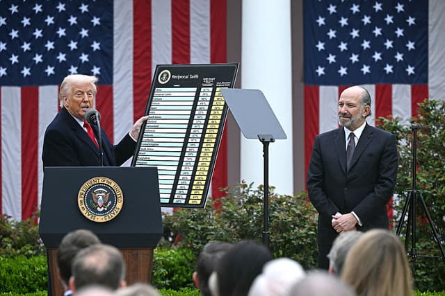 El presidente de Estados Unidos, Donald Trump, sostiene un gráfico mientras pronuncia unas declaraciones sobre los aranceles recíprocos junto al secretario de Comercio de Estados Unidos, Howard Lutnick, durante un acto celebrado en el Jardín de las Rosas titulado «Make America Wealthy Again» (Hagamos que Estados Unidos vuelva a ser rico) en la Casa Blanca, en Washington D. C., el 2 de abril de 2025.  (Foto de Brendan SMIALOWSKI / AFP) (Foto de BRENDAN SMIALOWSKI/AFP a través de Getty Images)