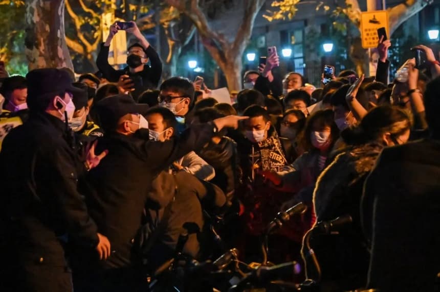 La policía se enfrenta a personas que protestan contra la política de COVID de China en Shanghái, el 27 de noviembre de 2022. (Héctor Retamal/AFP a través de Getty Images)