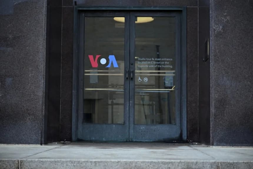 El edificio de Voice of America (La Voz de América) en Washington el 16 de marzo de 2025, un día después de que más de 1300 empleados fueran suspendidos. (Reuters)