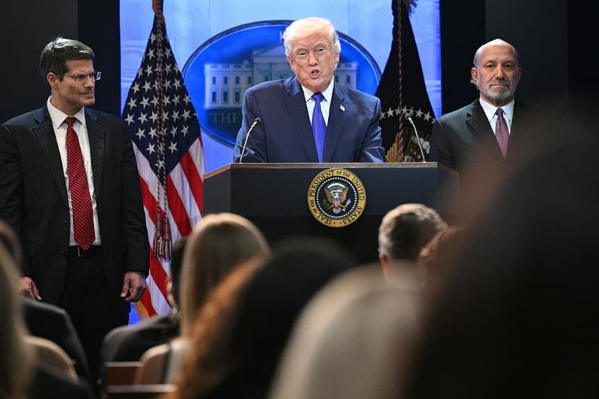 El presidente de Estados Unidos, Donald Trump, flanqueado, de izq. a der., por el Procurador General D. John Sauer y el Secretario de Comercio de Estados Unidos, Howard Lutnick, habla durante una conferencia de prensa en la Sala Brady de Prensa de la Casa Blanca, en Washington, D.C., el 20 de febrero de 2026. (Mandel NGAN/AFP vía Getty Images)