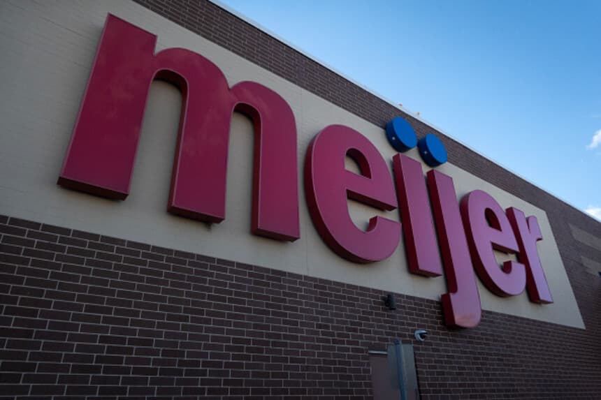 ROLLING MEADOWS, ILLINOIS - 12 DE NOVIEMBRE: Un cartel cuelga sobre una tienda Meijer el 12 de noviembre de 2024 en Rolling Meadows, Illinois. (Scott Olson/Getty Images).