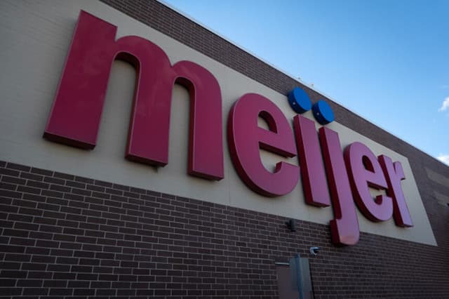 ROLLING MEADOWS, ILLINOIS - 12 DE NOVIEMBRE: Un cartel cuelga sobre una tienda Meijer el 12 de noviembre de 2024 en Rolling Meadows, Illinois. (Scott Olson/Getty Images).