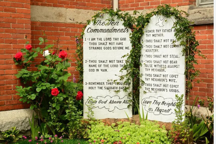 La ley S.B. 10 firmada en junio por el gobernador de Texas Greg Abbott exigía que en cada aula exhiba el texto de los Diez Mandamientos. (SHAWSHANK66/Pixabay).