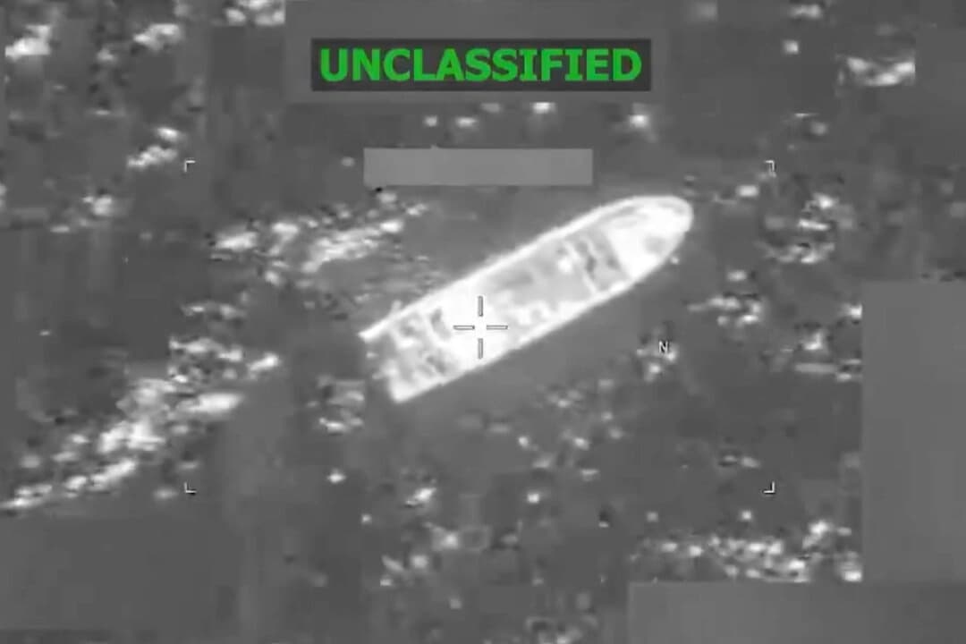 La Fuerza Operativa Conjunta Southern Spear lleva a cabo un ataque letal contra un presunto barco de narcotraficantes en el Pacífico oriental el 20 de febrero de 2026, en una imagen fija de un vídeo. (Comando Sur de EE. UU./Captura de pantalla vía The Epoch Times)