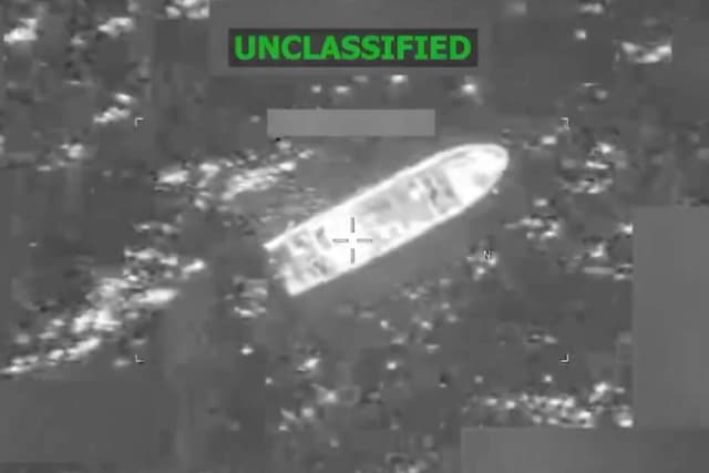 La Fuerza Operativa Conjunta Southern Spear lleva a cabo un ataque letal contra un presunto barco de narcotraficantes en el Pacífico oriental el 20 de febrero de 2026, en una imagen fija de un vídeo. (Comando Sur de EE. UU./Captura de pantalla vía The Epoch Times)