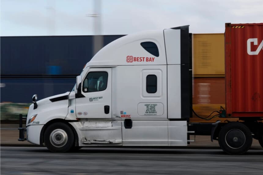 Un camión pasa por el puerto de Oakland en Oakland, California, el 14 de noviembre de 2025. (Justin Sullivan/Getty Images)
