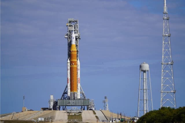 El cohete lunar Space Launch System de la NASA se prepara para su lanzamiento antes del Artemis II en el lanzamiento del Compex 39B en el Centro Espacial Kennedy, Florida, el 30 de enero de 2026. (T.J. Muscaro/The Epoch Times)