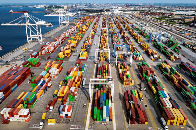 Vista aérea de contenedores de transporte en el puerto de Baltimore, en Baltimore, Maryland, el 7 de agosto de 2025. (Jim Watson/AFP a través de Getty Images)