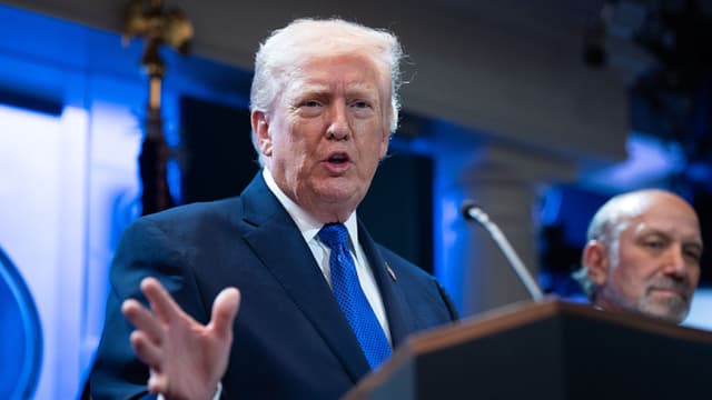 Trump eleva aranceles globales al 15 % tras la sentencia de la Corte Suprema