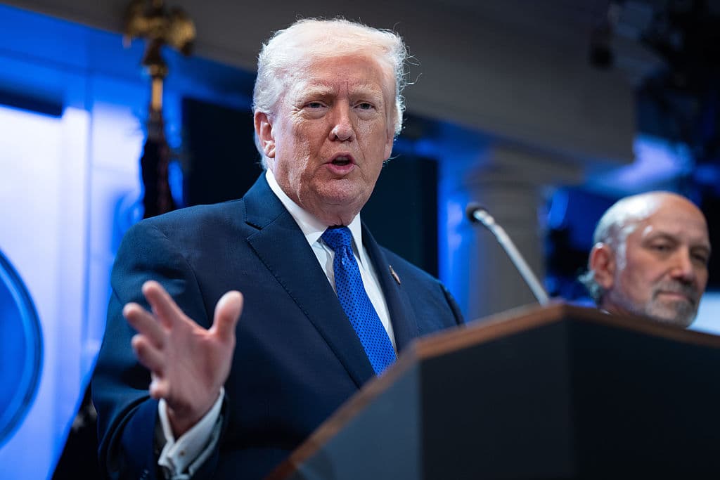 El presidente de los Estados Unidos, Donald Trump, responde a preguntas durante una rueda de prensa celebrada en la Casa Blanca el 20 de febrero de 2026 en Washington, D.C. (Foto de Aaron Schwartz/Getty Images)